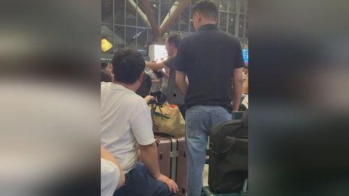 女子吃瓜路边被踢视频,引发网友热议！