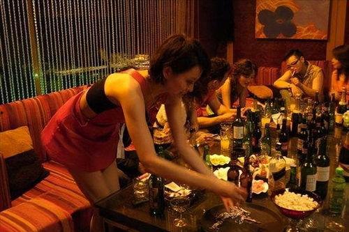 酒吧女跳舞吃瓜视频,女舞者吃瓜视频引发热议