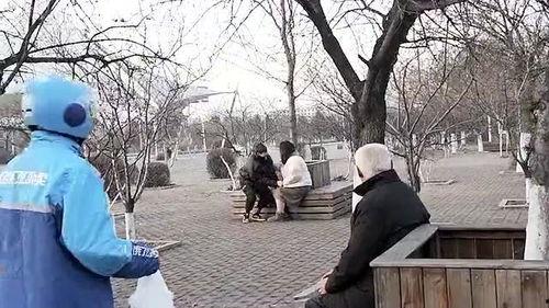 大爷看热闹吃瓜视频,瓜田笑谈生活百态