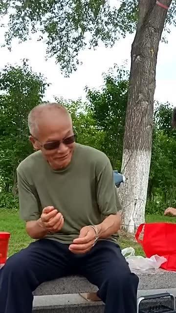 西藏大爷吃瓜事件视频播放,瓜香四溢，人间烟火气