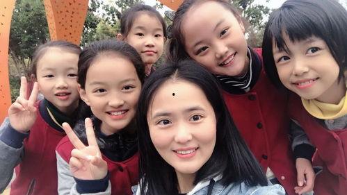 女孩边吃瓜边听讲解视频,女孩边吃瓜边学新知