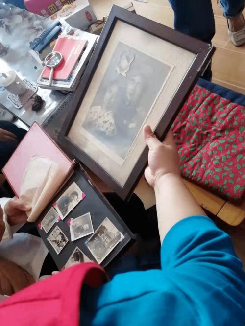 女孩边吃瓜边听讲解视频,女孩边吃瓜边学新知