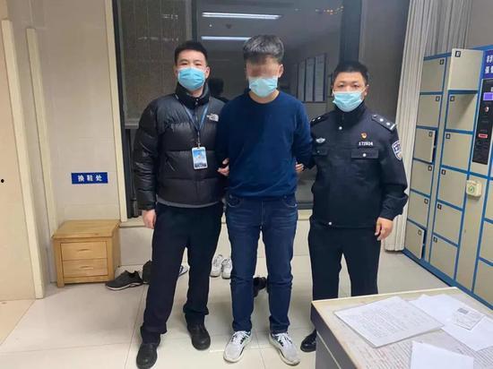 上海浦东民警吃瓜视频,警民同乐瞬间引网友热议