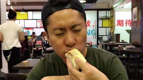 本人吃瓜吐舌头的视频,捕捉生活百态