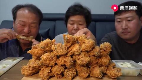 鄂洲一家人吃瓜视频,温馨瞬间引网友热议