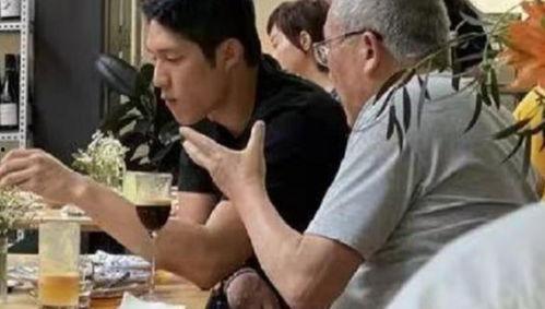 鄂洲一家人吃瓜视频,温馨瞬间引网友热议