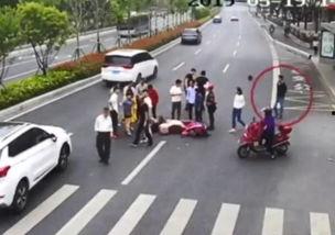 撞车吃瓜被撞视频大全,带你领略车祸现场惊魂时刻