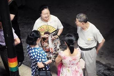 云南大爷大妈吃瓜现场视频,欢乐氛围感染众人